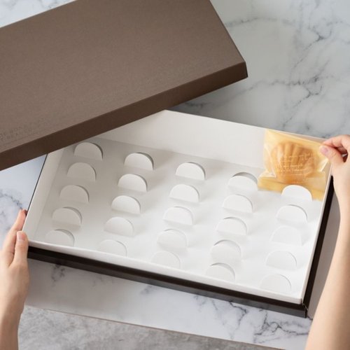 ギフト箱 モダンギフトBOX-LL(10枚) ヘッズ 輝く質感の箱がいくつか整然と並んでいる様子