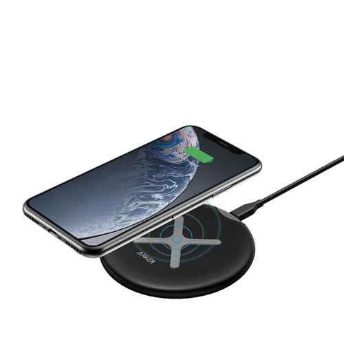 PowerWave Pad Lite 円形の無地のワイヤレス充電パッドが机の上に置かれている状態