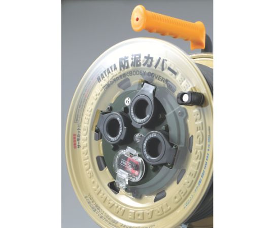 屋外用 サンタイガーレインボーリール 単相100V 50m アース・ブレーカー付 明るい環境で、地面に置かれた状態のリールが鮮やかな色合いで写っている様子。