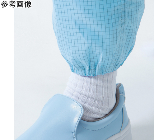 男女共用低発塵混入だいきらい続き服 サックス S 商品が清潔感のある淡いサックスブルーで、広がった状態でしわの少ない様子が見える。