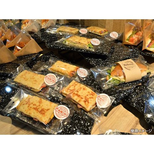 耐油平袋 ホットクリアバッグ平28-13 T パックスタイル 透明な袋に入った商品が横向きに並んでいる様子