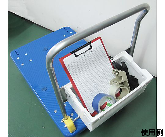 380x210x143mm 小物ボックス(運搬車用) 高い位置から見た、シャープな角のある樹脂製ボックスが正面を向いている様子