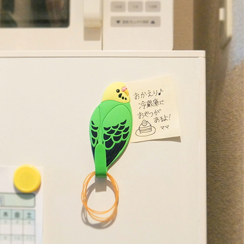 マグネットフック 鳥 フック マグネットタイプ 引っ掛け セキセイインコ緑 鳥の形をしたマグネットフックが上向きに設置され、明るい緑色と生き生きとした目が印象的な様子。