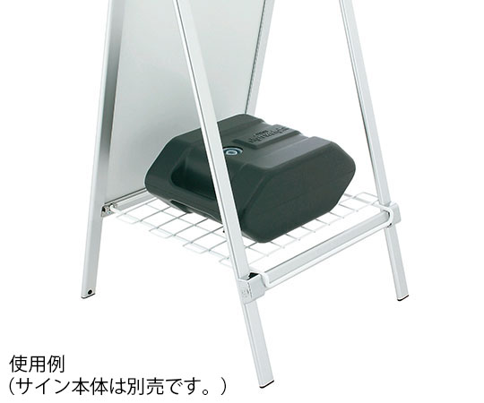 サインウエイト 白い円形の重りが中央に配置され、下部に安定感のある台座が見える状態