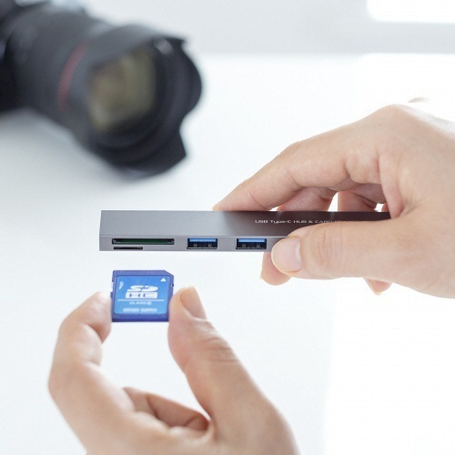 USB　5Gbps　3ポート　スリム　ハブ(カードリーダー付き・Type-C接続)　1個 カードリーダー付きのスリムな3ポートハブが横から見える状態