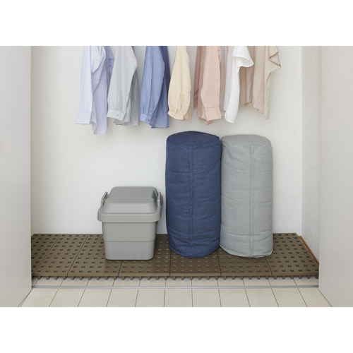 すのこ　ジョイントパレット　20×20cm　4枚セット 整然と並んだ4枚のパレットが側面から見える状態