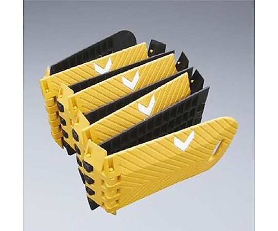 250x25mm/3m 減速帯(折りたたみ式) 折りたたまれた状態で置かれた減速帯の側面が見える状況