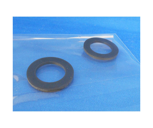 平パッキン 外径30mm×内径19mm 2個入 透明の円形パッキンが整然と並んでいる様子