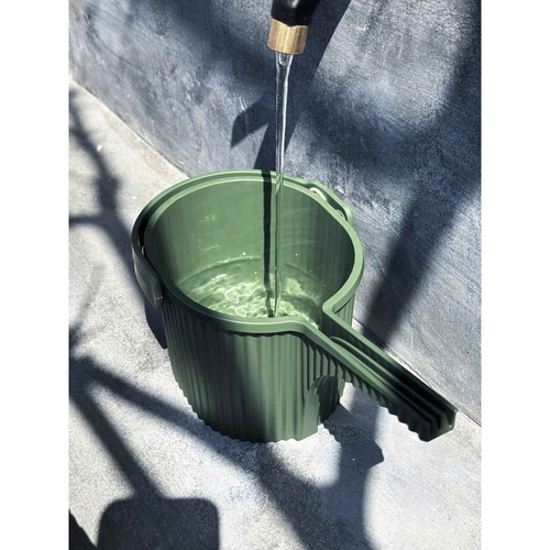 ジョーロ　ガーデンビートル　1.5L　ダークグリーン ダークグリーンの本体が見える上面からのアングルの状態