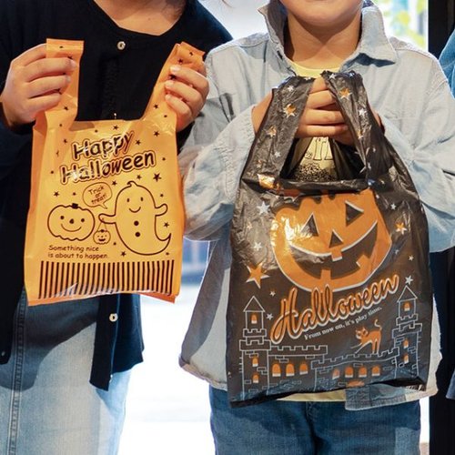 レジ袋 ブラックハロウィンレジバッグ-M(100枚) ヘッズ 黒い背景にハロウィンモチーフの柄がデザインされたレジ袋が一つ見える状態