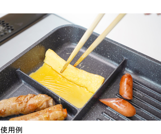ひるもぐ IHトリプルパン24×24cm 鋳物の質感を強調したフライパンの上面、持ち手が見える角度で撮影されている。