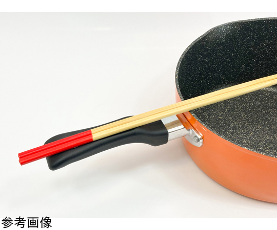 ギガフッカ IH超深型フライパン 24cm 平らな底部と深い側面を持つフライパンが上向きに置かれており、金属的な光沢が目立つ状態。