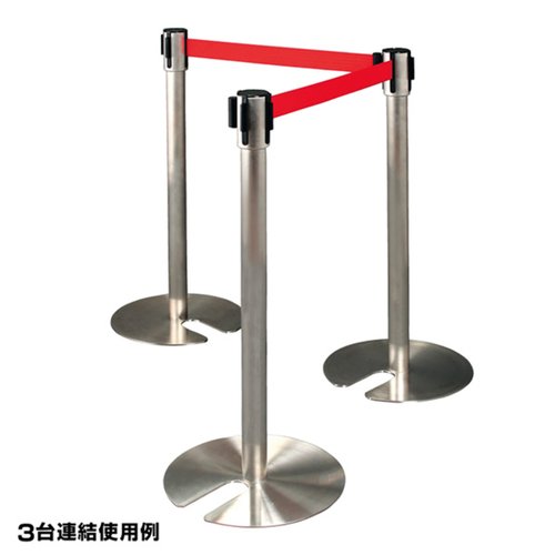 売場備品 ベルトパーティションSUS-3(H80cm)赤 組済 友屋 赤いベルトパーティションが正面に配置され、上部にポールが見える状態