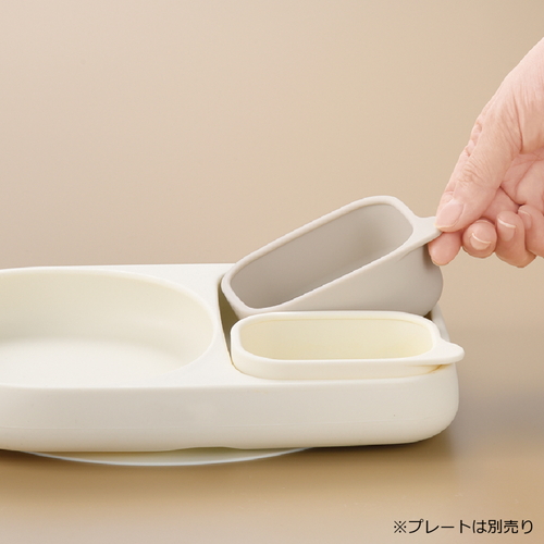 保存容器　離乳食小分け　シリコーンカップセット　フタ付　ベージュ 丸いシリコーンカップがフタ付きで並んでいる様子、淡いベージュの色合いが特徴的。