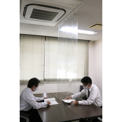 透明シート　店舗　180cm　ハトメタイプ　防炎　抗ウイルス　抗菌　透明間仕切り 透明で、ハトメが施された間仕切りシートが垂直に吊り下げられている様子