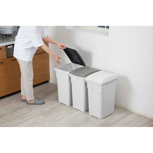 ゴミ箱　屋外兼用　45L　連結カラー分別ペール　チャコールブラック 黒色の連結ペールが並んでいる様子
