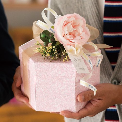 ギフト箱 グレイスフルフラワー六角二段貼箱Mモーブピンク(4個) ヘッズ 優雅な花柄がデザインされたグラデーションのギフト箱が重なっている様子