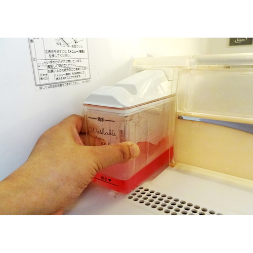 氷クリーン　コクボ　ジドウセイヒョウキセンジョウザイ　3カイブン 商品の全面が鮮やかなデザインで包まれている様子