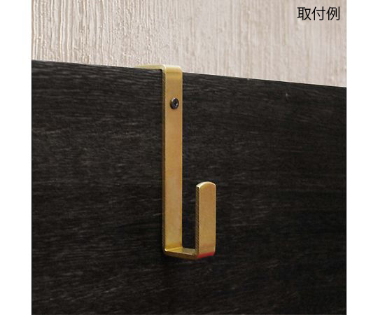 真鍮 Z型金具 15×31×75mm 金具が斜めに配置され、表面の質感がはっきりと見える状態
