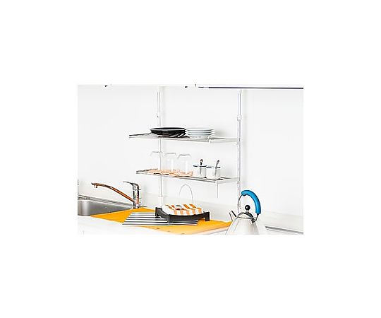 617x236x550-900mm 突っ張りキッチン収納棚 白色の総合収納棚が壁にしっかりと突っ張り、上段には食器が整然と並ぶ様子