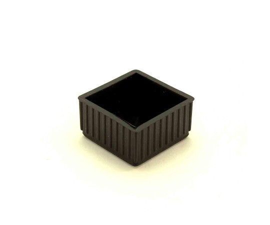 イスゴム　角脚用　黒　対象脚サイズ45mm 黒いゴム製の角脚用キャップが並ぶ状態