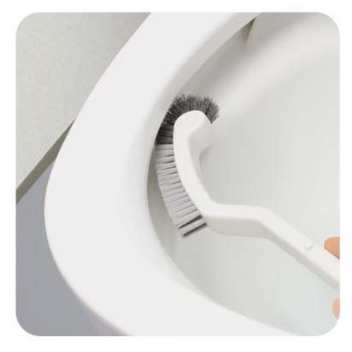 交換用トイレブラシのみ トイレブラシ 細め フチ裏 トイレ掃除 細身のブラシがフチ裏の清掃に適した形状で立てて配置されている様子