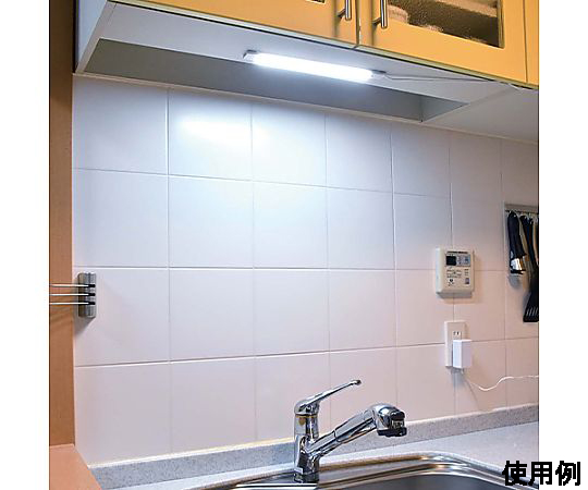 AC100V/14.5W 照明灯/LED 明るい光を放つ照明器具が正面から見える状態
