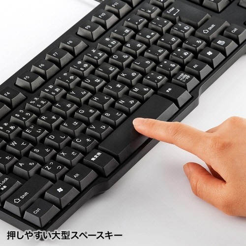 PS/2キーボード　ブラック　1台 キーボードが正面から見える状態で、黒いキーが際立っている。