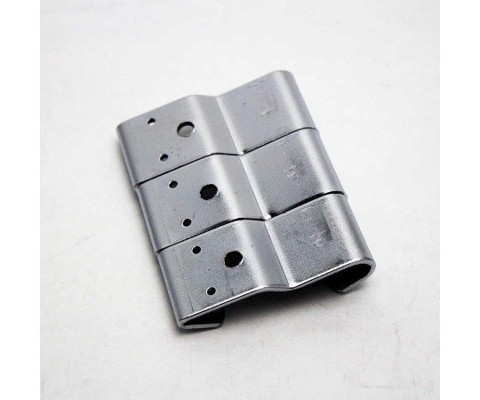 メッシュパネル用　新建材用カベ掛金具　3個入 角度を変えて撮影された3個の金具が揃った様子