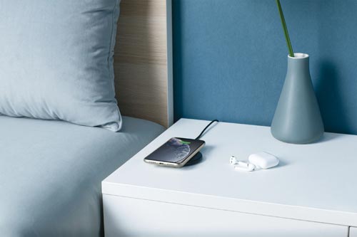 PowerWave Pad Lite シンプルなデザインのワイヤレス充電パッドが上面から見える状態