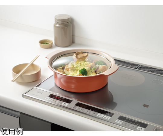 アルモンデIH卓上鍋 24cm レッド 底面が見える角度から撮影された鍋の内部、鮮やかな赤色が目を引く様子。