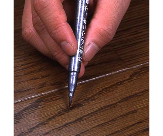 住まいのマニキュアブリスターパック単色　ウッディナチュラル　1.5cc 透明なパッケージに収められた単色の塗料、横からの視点でラベルが確認できる状態