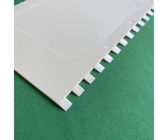 スケッパー 二面ペーニュ 150×100mm 白い背景に置かれた、厚みのある二面のペーニュが並んでいる様子