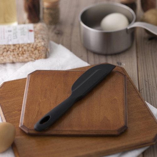 ターナー 料理家の逸品 シリコンカーブターナー 上部がカーブしたシリコン製のキッチンツールが立てかけられた様子
