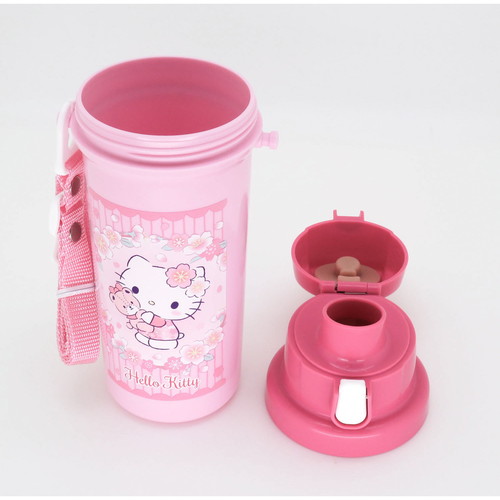 水筒　プラスチック　直飲み　軽量　ハローキティ　サクラ　600ml　子供 ハローキティのデザインが施された直飲み口付きの軽量容器が斜めから見える状態