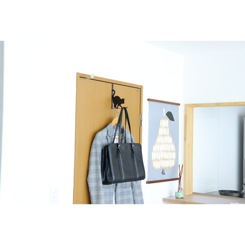 ドアフック　キャットドアフック　うずうず　ねこ　スチール　クロ スチール製の黒いフックがドアに取り付けられた状態