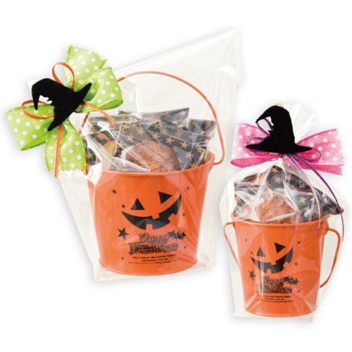 フラワー什器 ブラックハロウィンブリキバケツ-S(6個) ヘッズ 黒いブリキ製のバケツが並ぶ様子、ハロウィンをテーマにしたデザインが施されている。