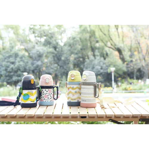水筒　2WAYコップ&ダイレクトボトル　コップ　直飲み　450ml　保温　保冷　イエロー 直飲み口を備えた黄色いボトルの横からの景観