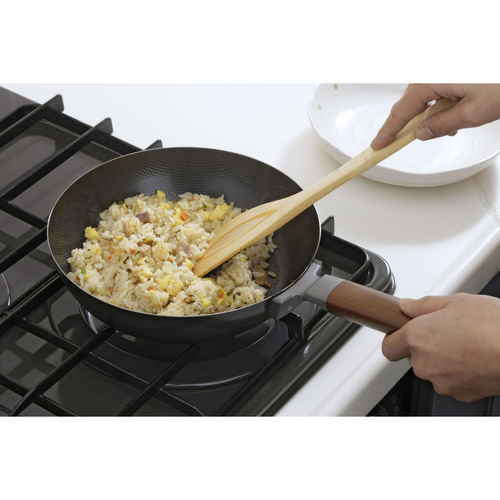 フライパン 両面エンボス加工 鉄製フライパン 22cm IH対応 無地の鉄製フライパンが斜めから見える状態、両面にエンボス加工が施されている。