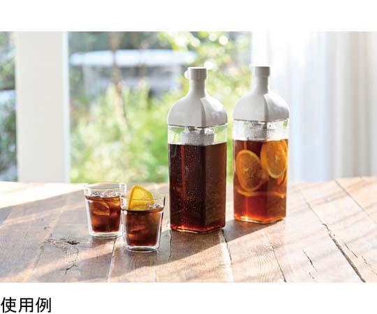 カークコーヒーボトル 商品の外観が際立つ斜めからの視点で、大きなスクリューキャップが見える状態