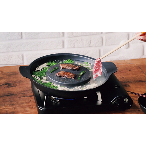ふっ素樹脂加工アルミ鋳物製　焼きしゃぶ鍋　28cm 鍋の内部が見える角度で、ふっ素樹脂加工された表面が光を反射している様子。