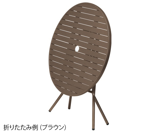 アルミフォールディングテーブル　アルミ テーブルの脚が折りたたまれた状態で、青いシートの上に置かれている。