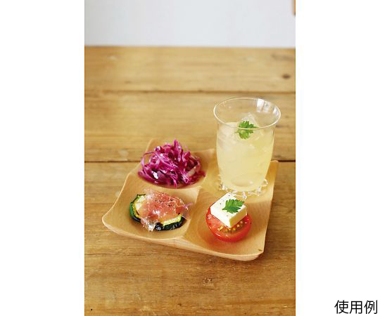 ブナ　角プレート　4ツ仕切り 木製のプレートが角の部分で仕切られ、食材を分けて配置した様子