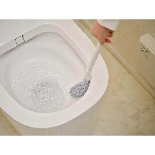 トイレブラシ　トイレバスボンくん奥まで洗いやすいクリーナーケース付き 透明なクリーナーケースに収納された清潔感のあるブラシの正面が見える状態