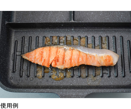 ひるもぐ IHトリプルパン24×24cm 黒いフライパンにシルバーのハンドル、焦げ目のついたおいしそうな料理が盛り付けられた状態