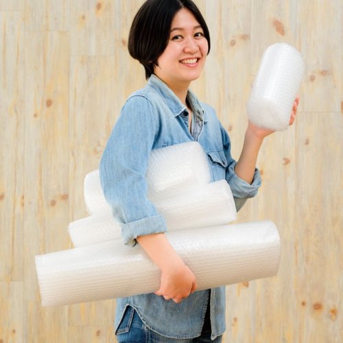 緩衝材 エア緩衝材ロール-3 30cm×5m巻(2巻) ヘッズ 透明なエアクッションがロール状に巻かれた状態、円形のカットラインが視認可能