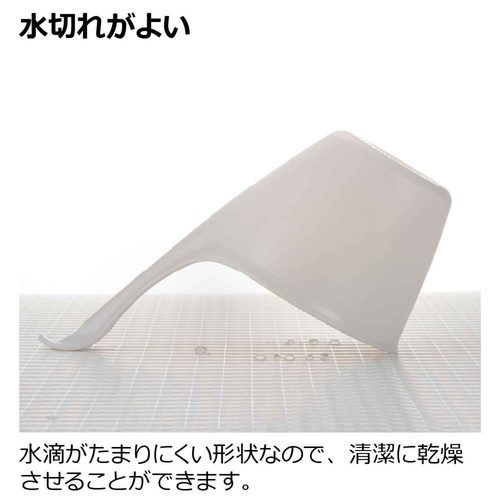手桶　ハユール　ホワイト 持ち手が付いた真っ白な円形容器が斜めから見える状態