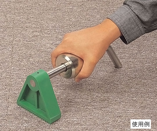 カーペットタイルキッカー 持ち手部分が手前に見える斜めからの視点で商品が配置されている