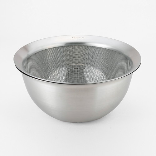 SELECT100　ざる　21cm ざるの内部が見える状態、白いテーブルの上に置かれている。