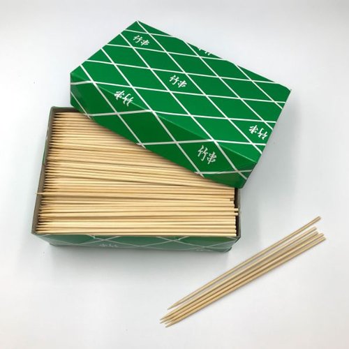 竹串18cm 800g箱入 パッケージが正面に立てられ、蓋が開いている状態